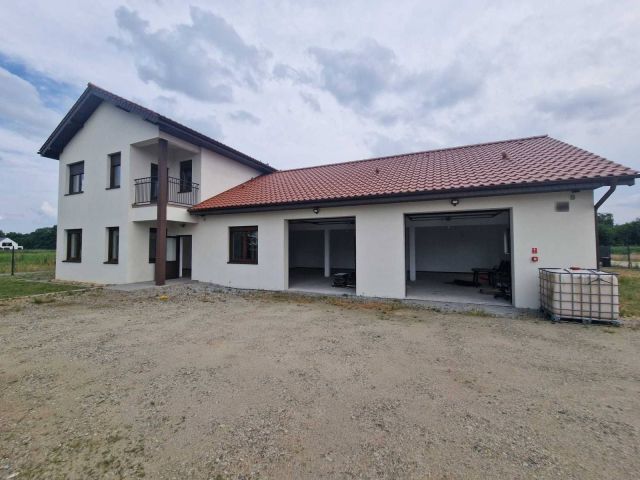 dom wolnostojący, 4 pokoje Jelcz-Laskowice. Zdjęcie 1