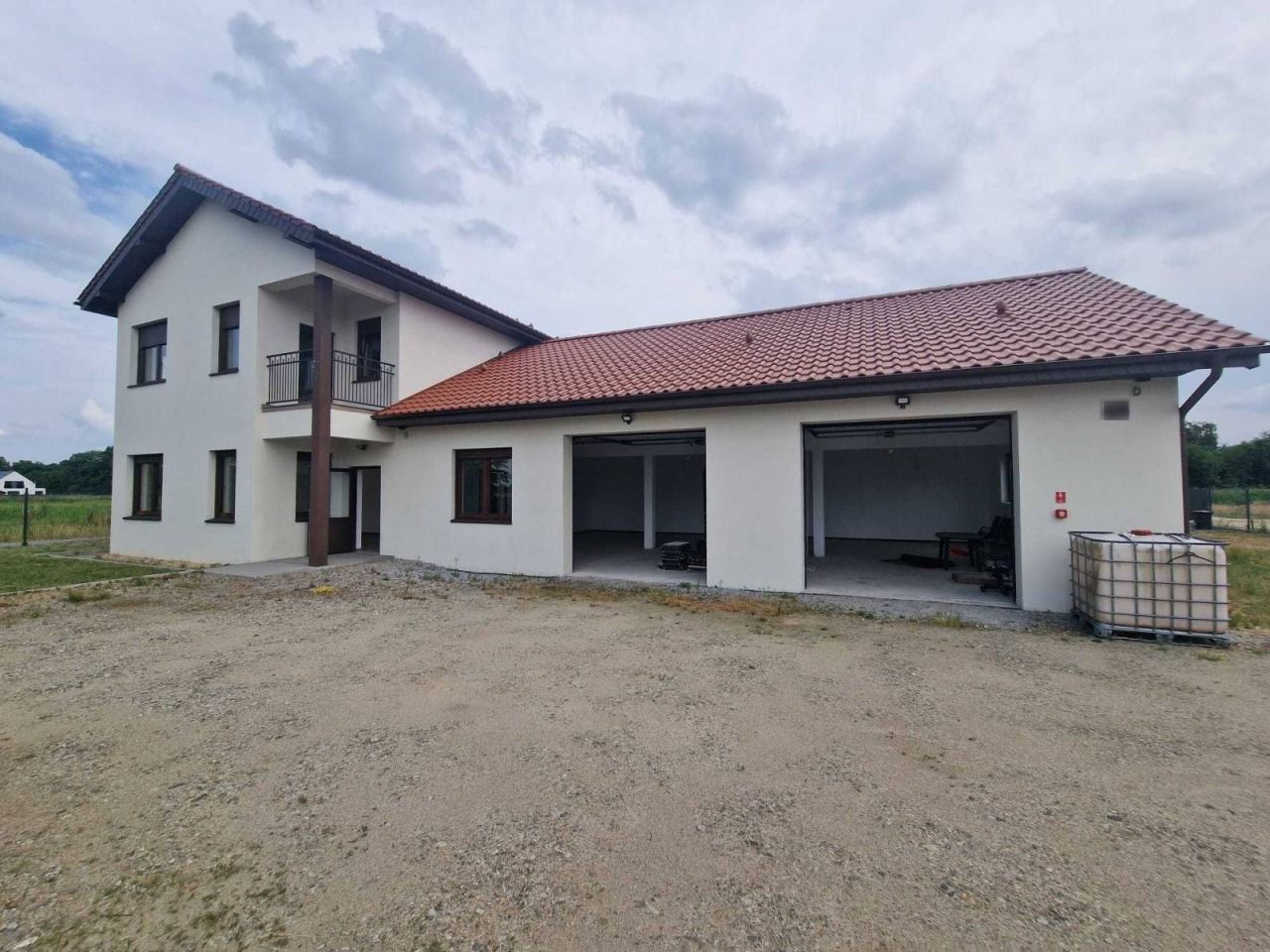 dom wolnostojący, 4 pokoje Jelcz-Laskowice. Zdjęcie 1
