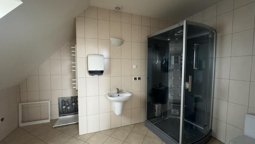 dom wolnostojący, 12 pokoi Brzeźnik. Zdjęcie 11