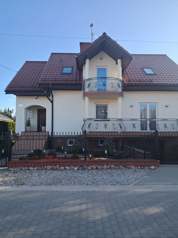 dom wolnostojący, 5 pokoi Dąbrówka-Ług, ul. Bajkowa. Zdjęcie 1