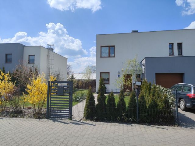 dom szeregowy Grodzisk Mazowiecki, ul. 3 Maja. Zdjęcie 1