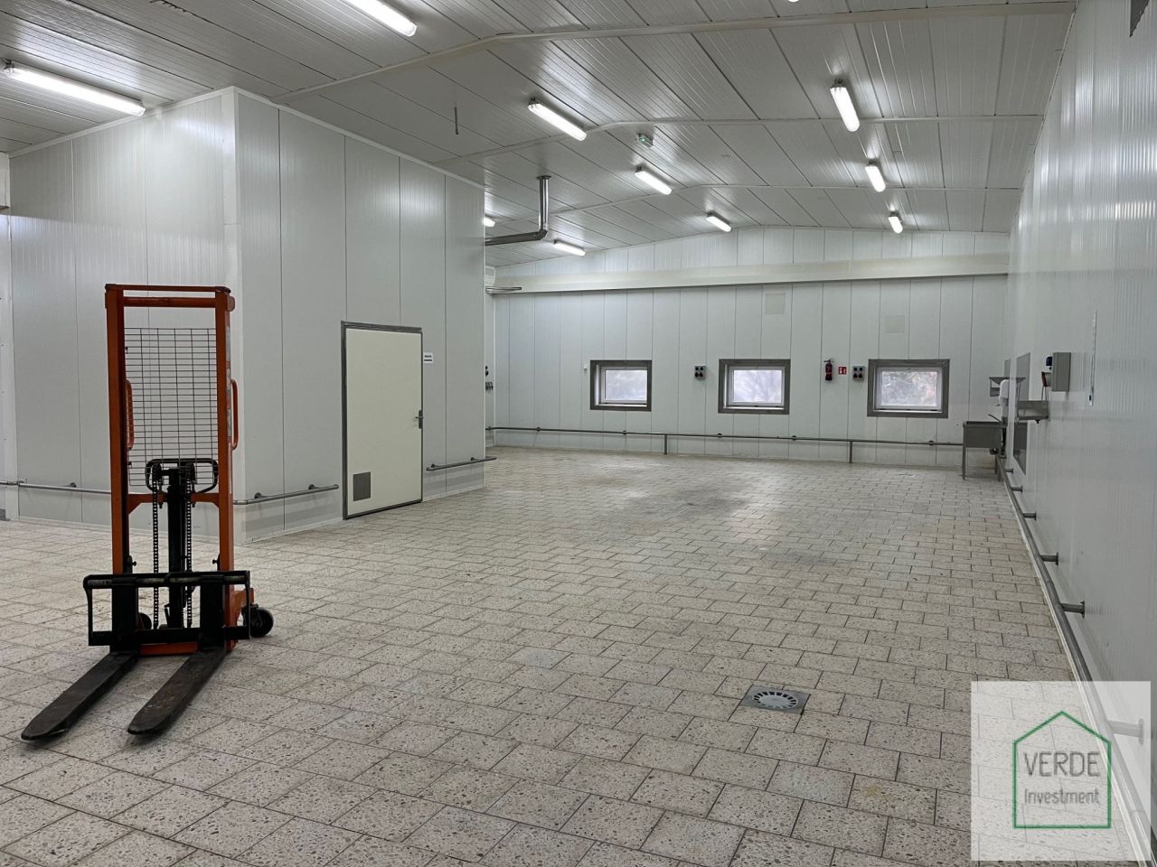 Hala/magazyn Biernatki, al. Flensa. Zdjęcie 6