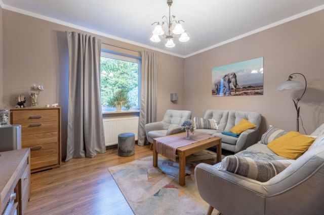 dom wolnostojący, 7 pokoi Chyby, ul. Cisowa. Zdjęcie 5