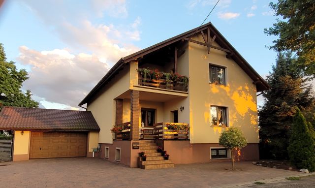 dom wolnostojący, 5 pokoi Kobylice, ul. Szkolna. Zdjęcie 1