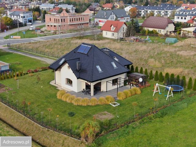 dom wolnostojący, 6 pokoi Rzeszów Zalesie. Zdjęcie 1