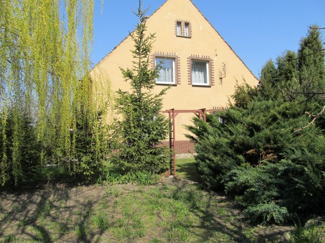 dom wolnostojący, 4 pokoje Biskupice, ul. gen. Świerczewskiego. Zdjęcie 1