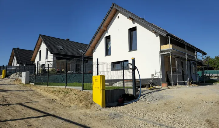 dom wolnostojący, 5 pokoi Brzoskwinia, ul. Akacjowa