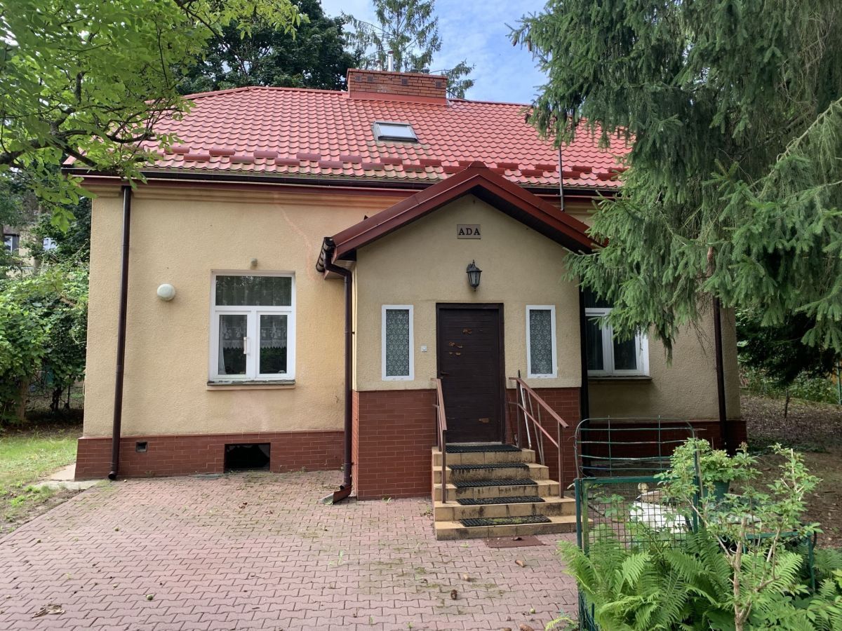 dom wolnostojący, 5 pokoi Milanówek