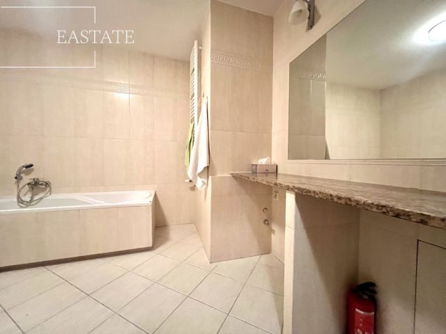 Lokal Warszawa Wola, skwer ks. kard. Stefana Wyszyńskiego. Zdjęcie 8