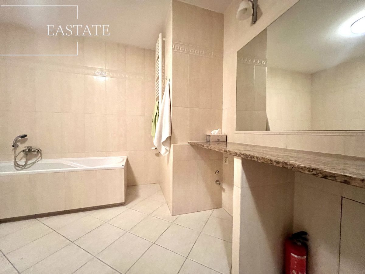 Lokal Warszawa Wola, skwer ks. kard. Stefana Wyszyńskiego. Zdjęcie 8