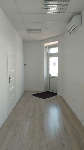 Lokal Warka Centrum, pl. Stefana Czarnieckiego. Zdjęcie 1