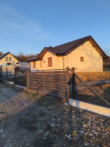 dom wolnostojący Mrowiny, ul. Jaśminowa. Zdjęcie 1