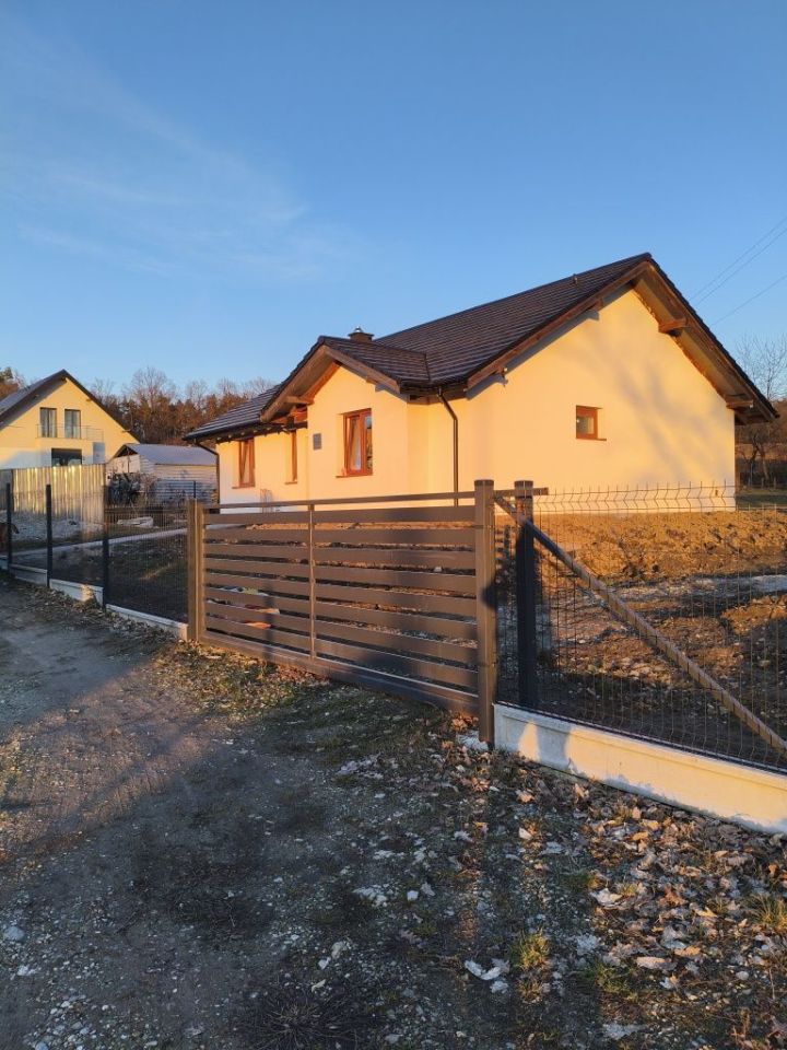 dom wolnostojący Mrowiny, ul. Jaśminowa. Zdjęcie 1