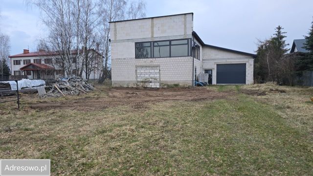 dom wolnostojący, 4 pokoje Hrud. Zdjęcie 1