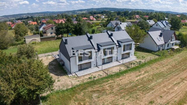 dom szeregowy, 4 pokoje Koszyce Małe. Zdjęcie 2