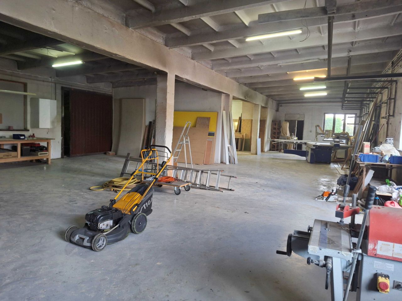 Hala/magazyn Kolonia Lesiów. Zdjęcie 3