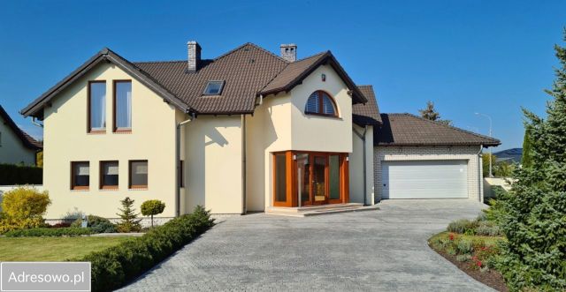 dom wolnostojący, 5 pokoi Chyby. Zdjęcie 1