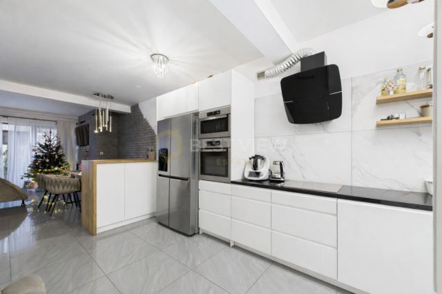 dom szeregowy, 5 pokoi Łomianki Dolne, ul. Kościelna Droga. Zdjęcie 3