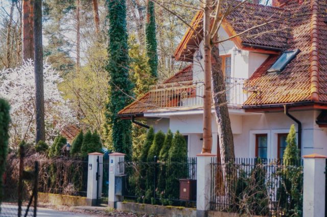 dom wolnostojący, 7 pokoi Podkowa Leśna, ul. Wiewiórek. Zdjęcie 1