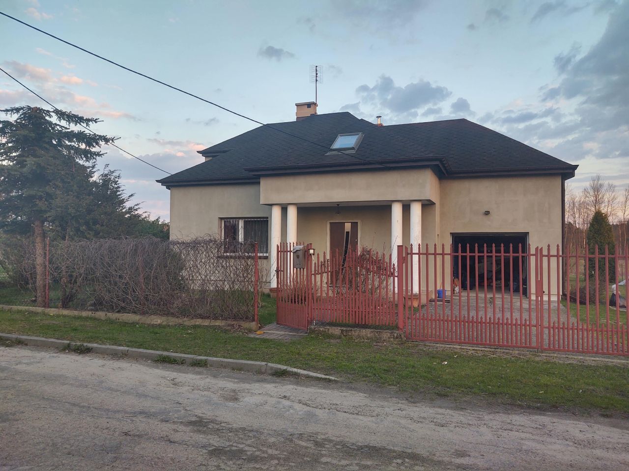 dom wolnostojący, 4 pokoje Osieck, Lrólowej Bony. Zdjęcie 1