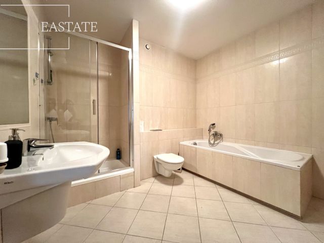 Lokal Warszawa Wola, skwer ks. kard. Stefana Wyszyńskiego. Zdjęcie 9