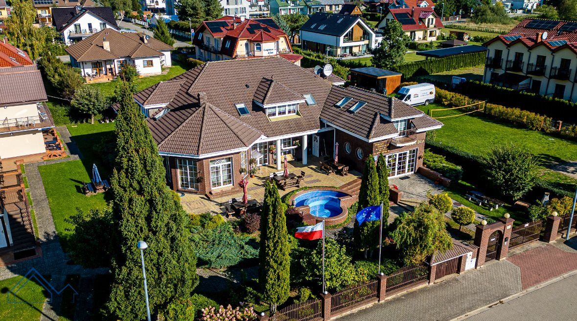 dom wolnostojący, 21 pokoi Grzybowo