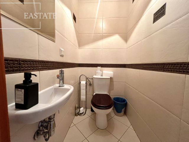 Lokal Warszawa Wola, skwer ks. kard. Stefana Wyszyńskiego. Zdjęcie 10