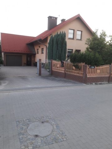 dom wolnostojący, 7 pokoi Jelcz-Laskowice Laskowice, ul. Polna. Zdjęcie 1