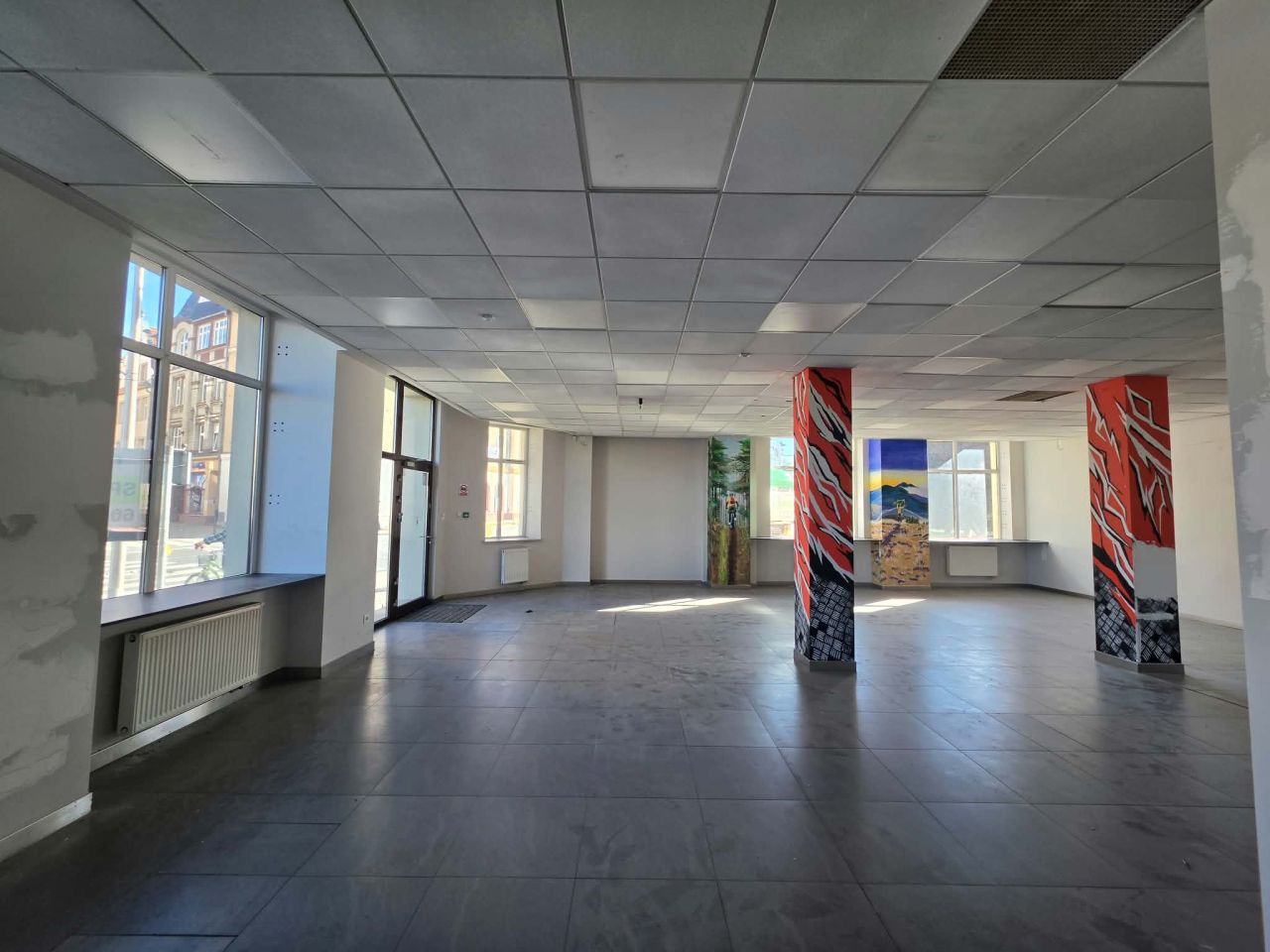 Lokal Jelenia Góra Centrum, pl. Niepodległości. Zdjęcie 9