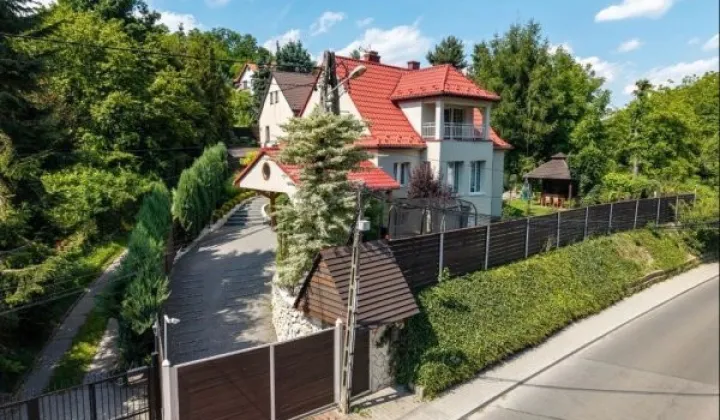 dom wolnostojący, 8 pokoi Kraków