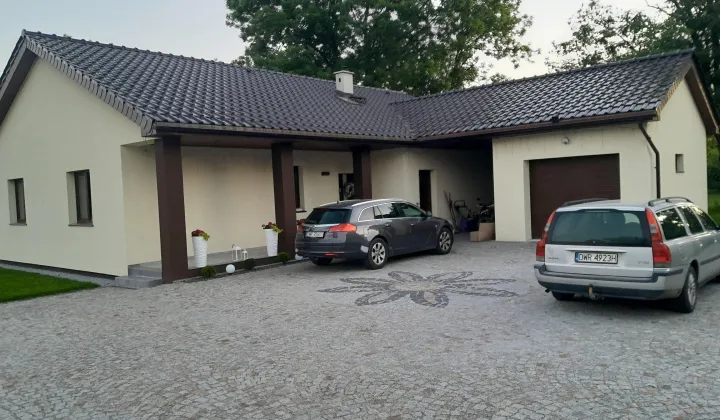 dom wolnostojący, 4 pokoje Domaniów, brak