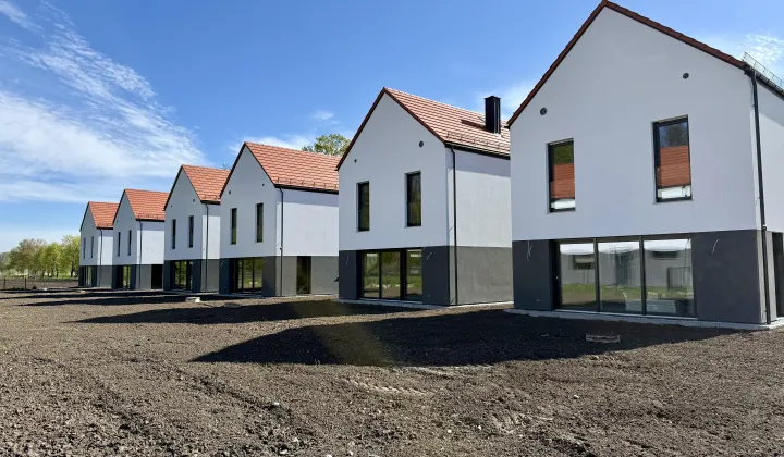 dom wolnostojący, 5 pokoi Tyniec Mały, ul. Brzoskwiniowa