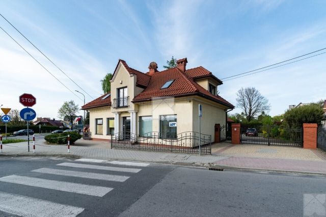 dom wolnostojący, 7 pokoi Lesko, ul. Kościuszki. Zdjęcie 2