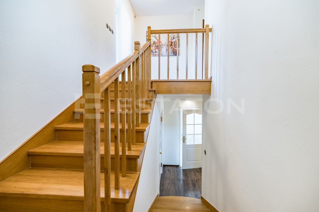 dom wolnostojący, 6 pokoi Strażów. Zdjęcie 2