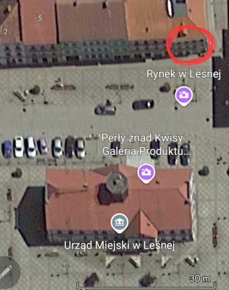 Lokal Leśna, rynek Rynek. Zdjęcie 2