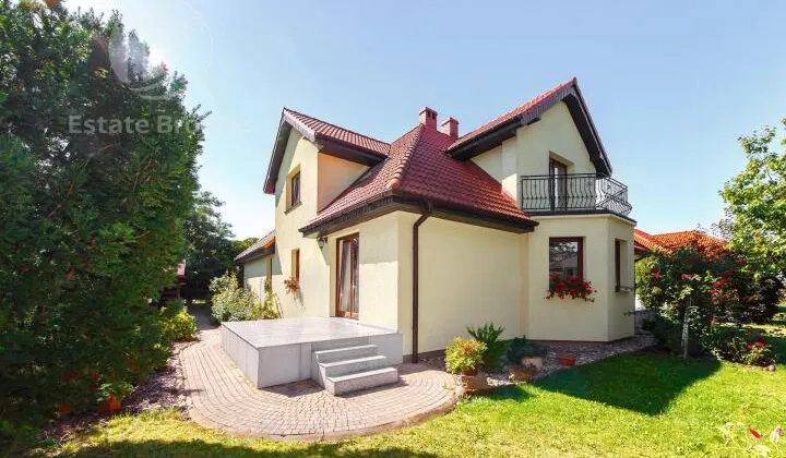 dom wolnostojący, 10 pokoi Żórawina, ul. Sportowa