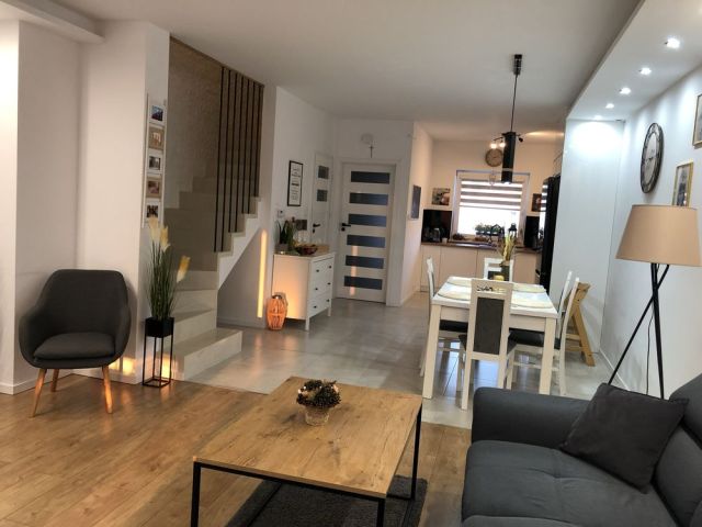 dom szeregowy Dąbrowa, ul. Bosmańska. Zdjęcie 1