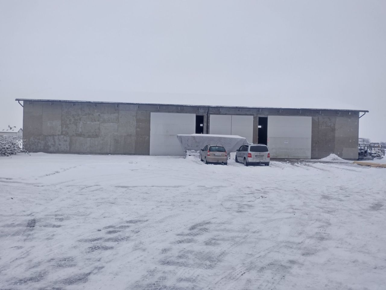 Hala/magazyn Radonice. Zdjęcie 1