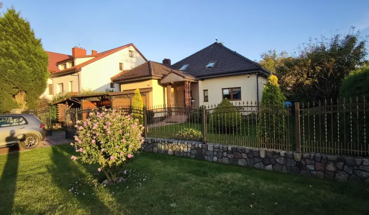 dom wolnostojący, 5 pokoi Reda Ciechocino, ul. Wiejska