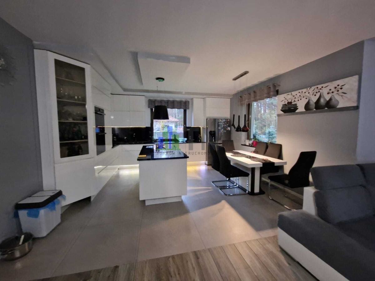 dom wolnostojący, 5 pokoi Chrząstawa Mała. Zdjęcie 3