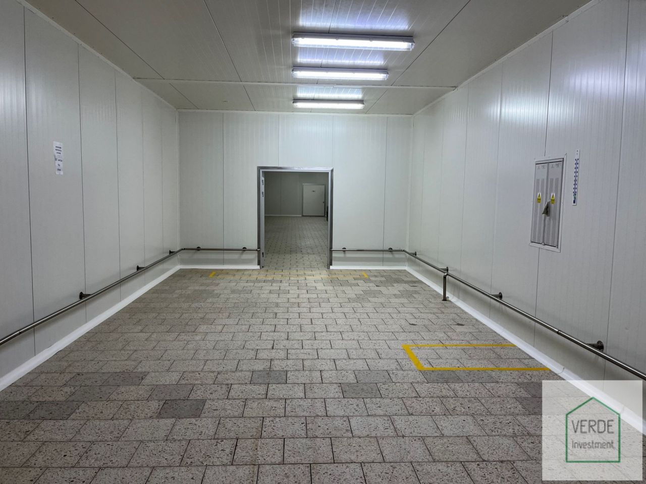 Hala/magazyn Biernatki, al. Flensa. Zdjęcie 7