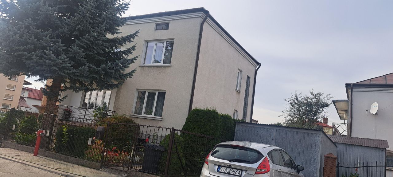 dom wolnostojący, 5 pokoi Radymno Błonie, ul. Wiśniowa