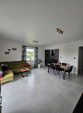 Mieszkanie 3-pokojowe Okmiany. Zdjęcie 1