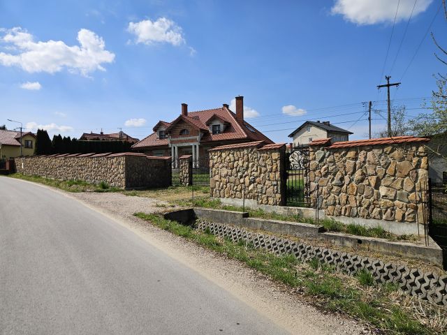 dom wolnostojący, 8 pokoi Busko-Zdrój Łagiewniki. Zdjęcie 1