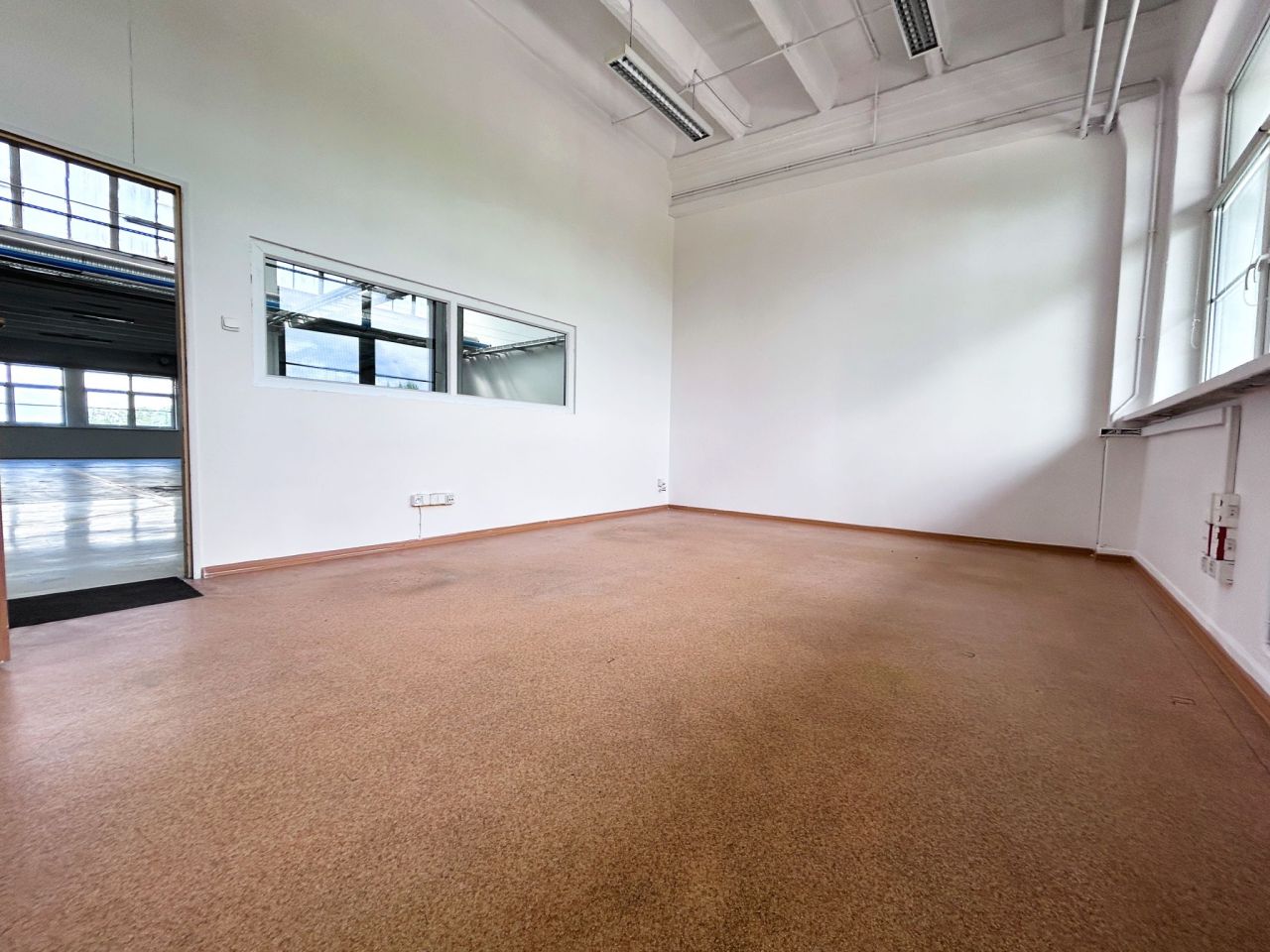 Hala/magazyn Pabianice, ul. gen. Stefana "Grota" Roweckiego. Zdjęcie 4