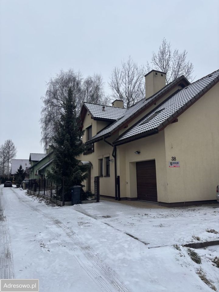 dom wolnostojący, 6 pokoi Niepołomice Boryczów, ul. Czerwonych Beretów. Zdjęcie 1