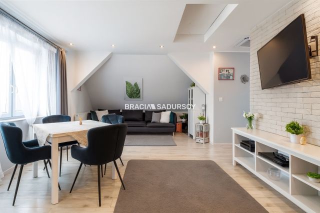 dom wolnostojący, 5 pokoi Kraków Podgórze, ul. Poronińska. Zdjęcie 1