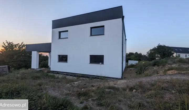 dom wolnostojący, 7 pokoi Strzelin, ul. Wichrowa
