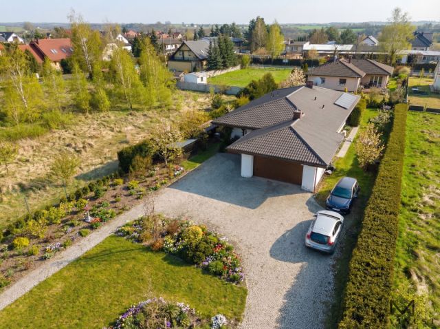 dom wolnostojący, 4 pokoje Biskupice. Zdjęcie 1