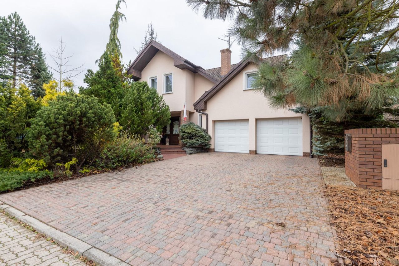 dom wolnostojący, 7 pokoi Chyby, ul. Cisowa